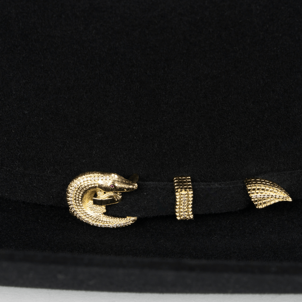 Detalle de hebilla metálica.