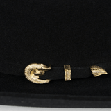 Detalle de hebilla metálica.