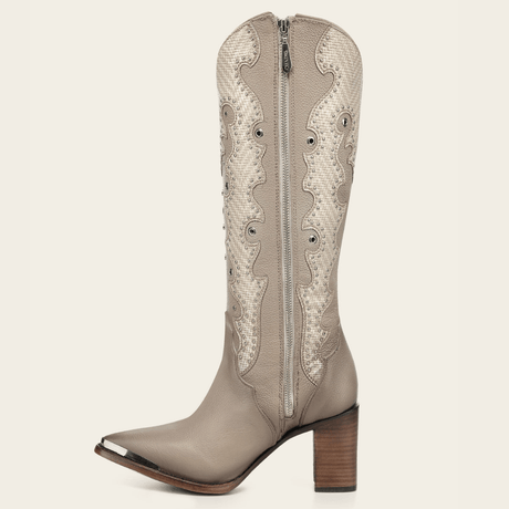 Vista lateral opuesta destacando silueta y acabado.