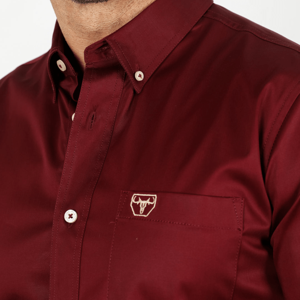 Acercamiento mostrando el bolsillo con logo bordado y textura del tejido.