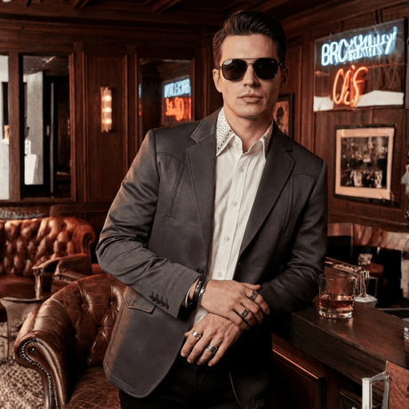 Modelo usando blazer en exterior.