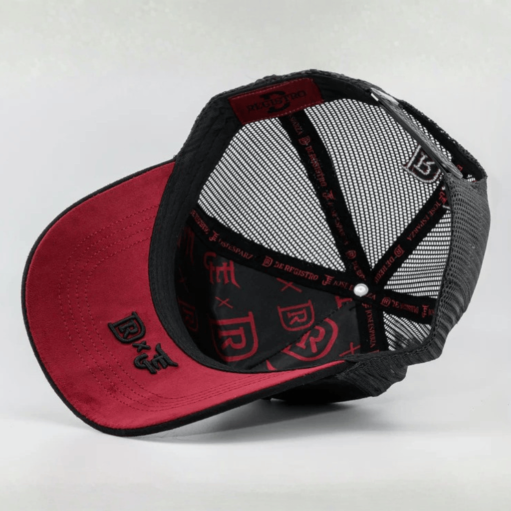 Interior de la gorra con diseño en rojo y negro en la visera.