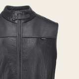 Detalle del frente superior del chaleco con textura y cierre en el cuello.