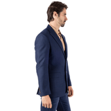 Vista lateral del blazer mostrando el ajuste estructurado.
