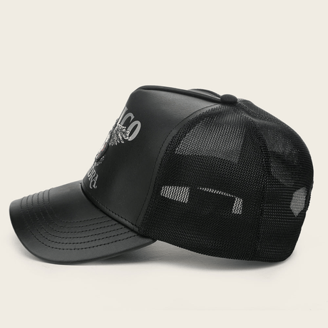 Vista lateral con malla trasera y visera curva.