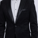 Acercamiento al frente del blazer, destacando botones y solapa.