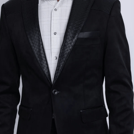 Acercamiento al frente del blazer, destacando botones y solapa.