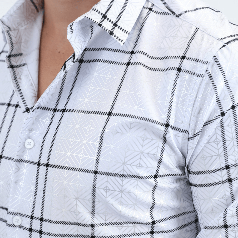 Acercamiento destacando la textura del tejido y la definición del estampado.