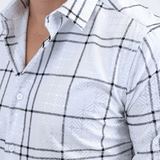 Acercamiento destacando la textura del tejido y la definición del estampado.