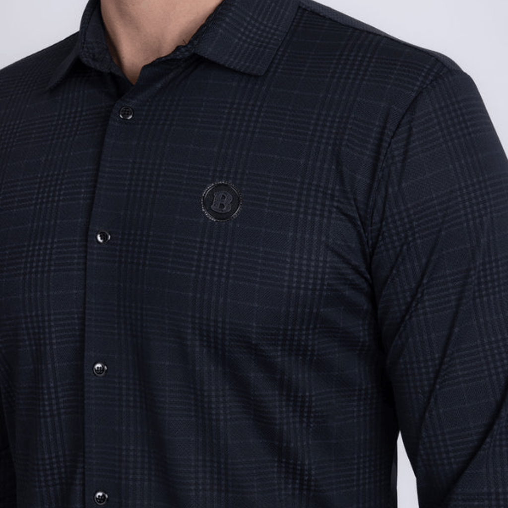 Acercamiento destacando el diseño geométrico y acabado premium.