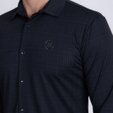 Acercamiento destacando el diseño geométrico y acabado premium.