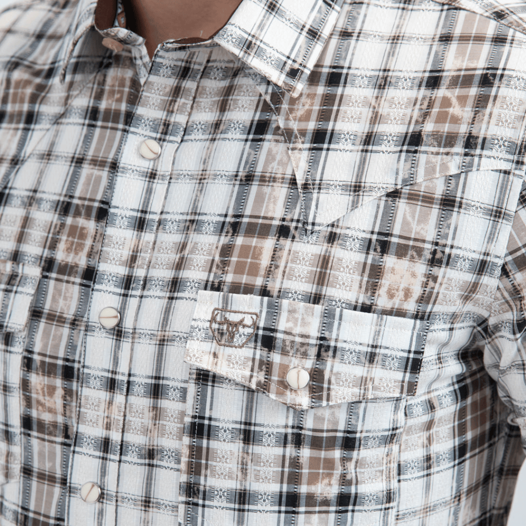Close-up del cuello y parte del pecho mostrando el patrón de cuadros.