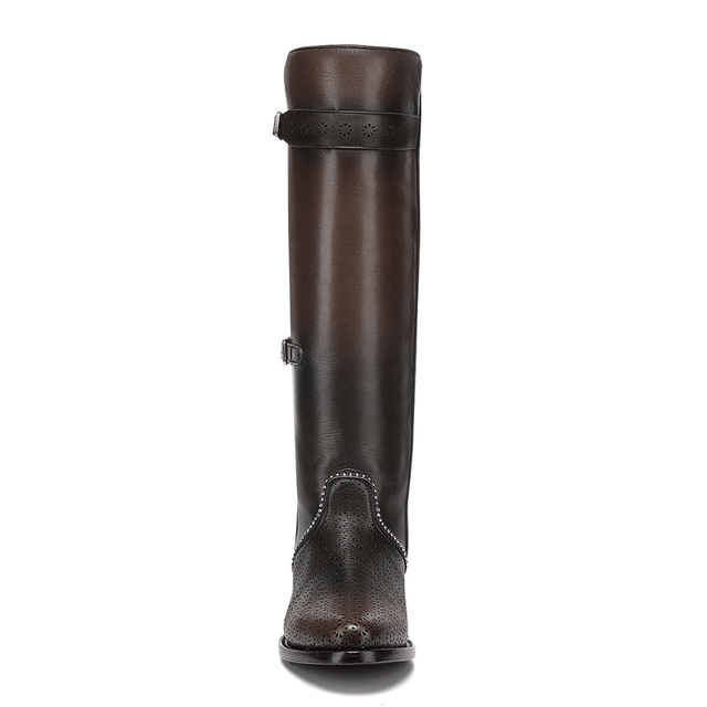 Bota marrón mostrada en posición vertical desde otro ángulo.