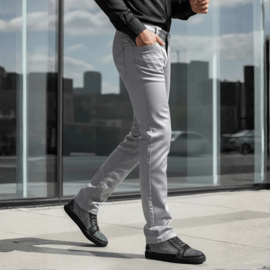 Pantalón silver usado en exterior, look urbano con fondo arquitectónico.