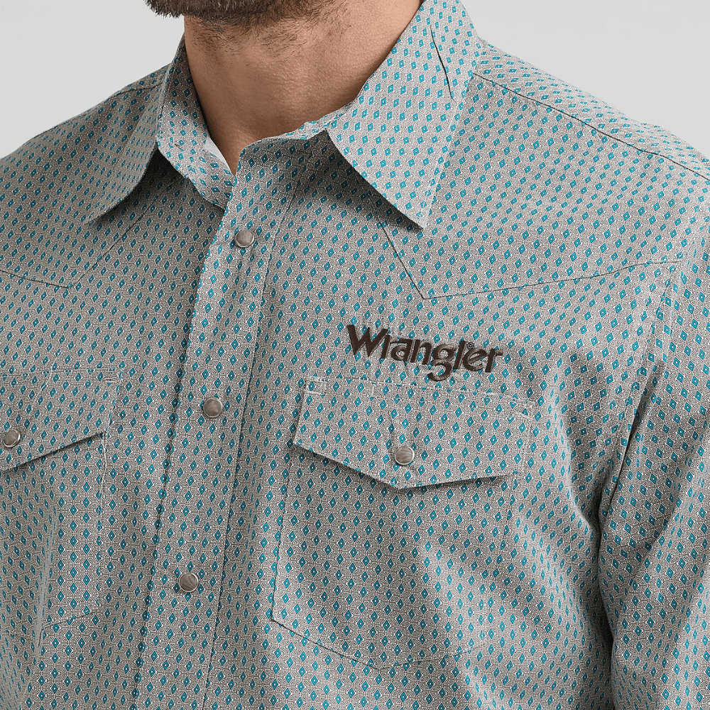 Primer plano del pecho con el logo Wrangler bordado y los bolsillos.