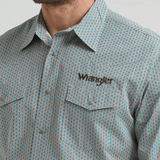 Primer plano del pecho con el logo Wrangler bordado y los bolsillos.