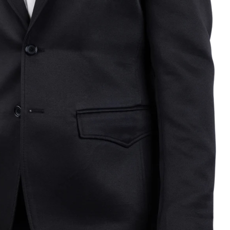 Detalle del costado y bolsillo del saco.