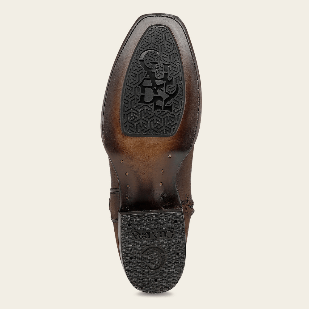 Vista inferior de la suela con textura para mayor agarre.