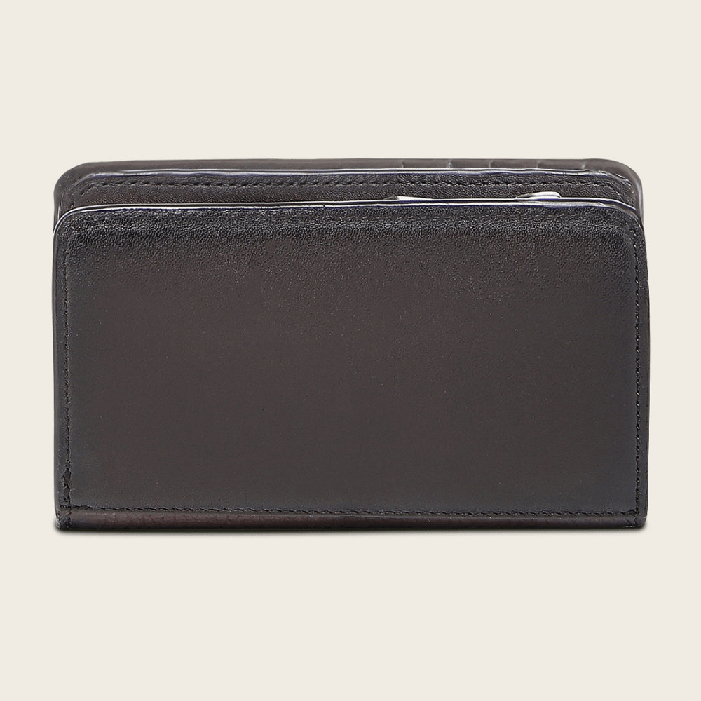 Parte trasera lisa con costuras finas y un acabado uniforme.