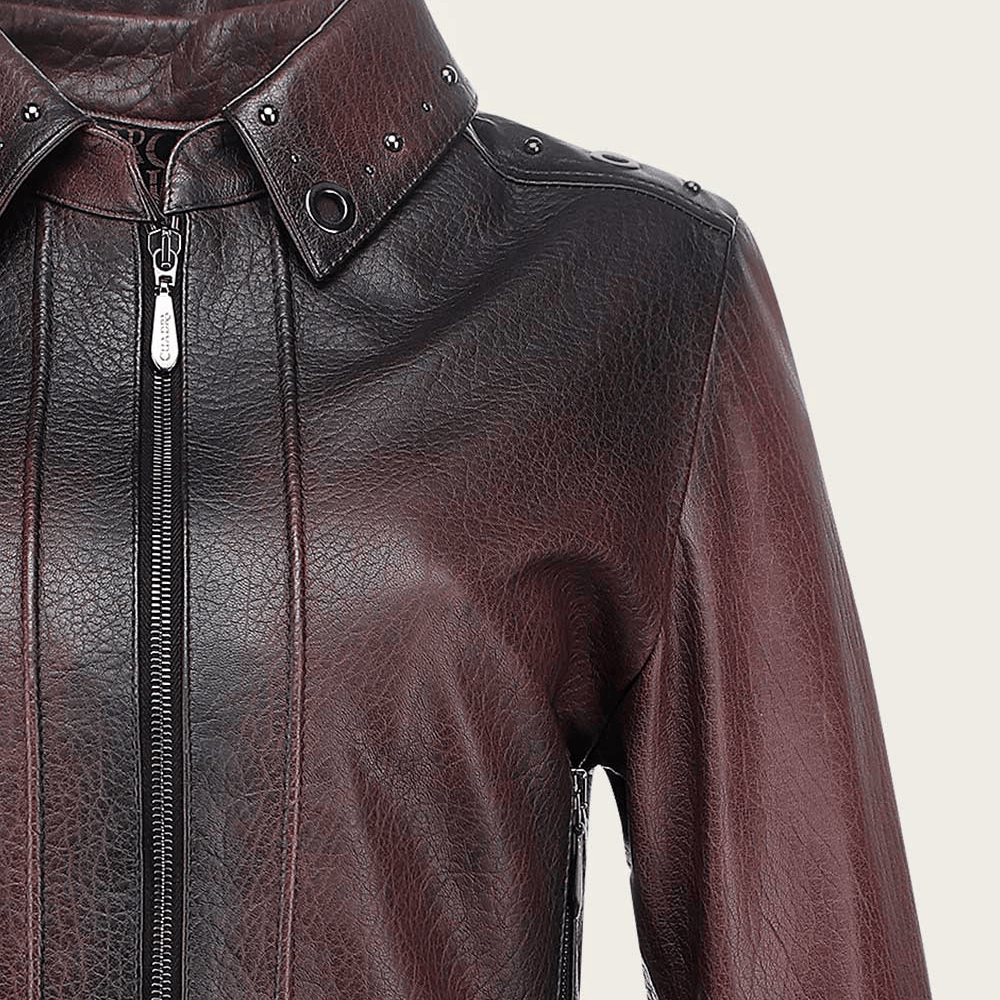 Chamarra de piel color vino con textura natural, cuello alto.