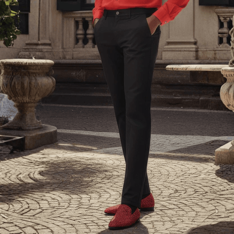 Pantalón negro en entorno exterior, look moderno con contraste de color.