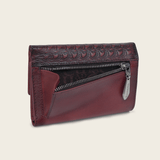 Vista posterior  destacando el cierre abierto entre el grabado y la piel lisa.