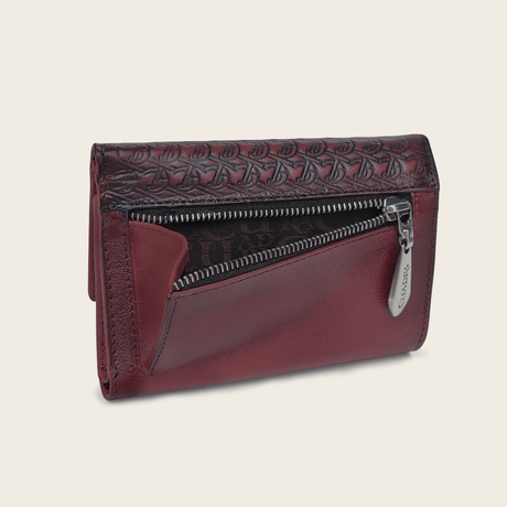 Vista posterior  destacando el cierre abierto entre el grabado y la piel lisa.