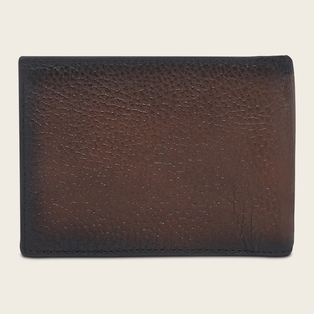 Parte trasera con acabado liso en piel café.