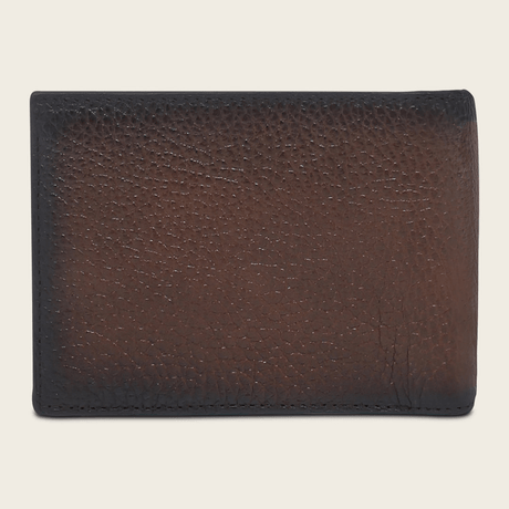 Parte trasera con acabado liso en piel café.