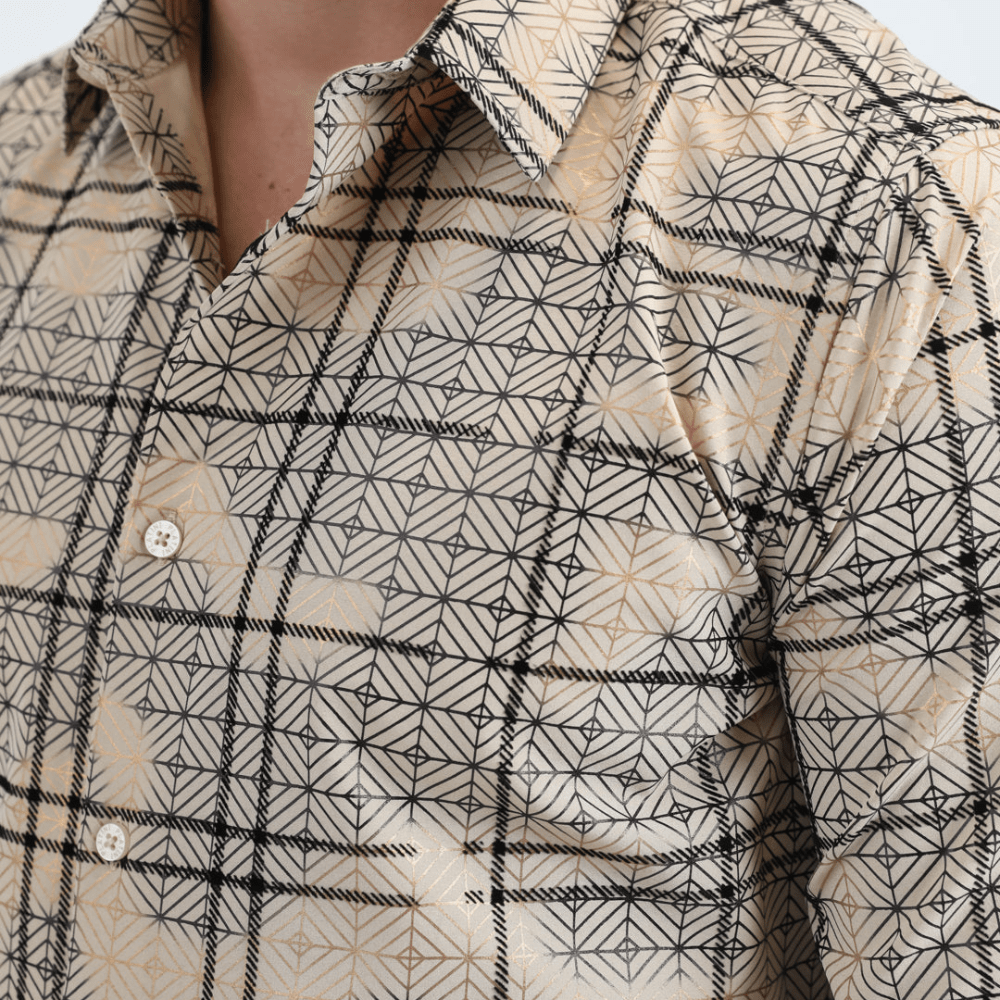 Acercamiento destacando la textura del estampado y los acabados finos.