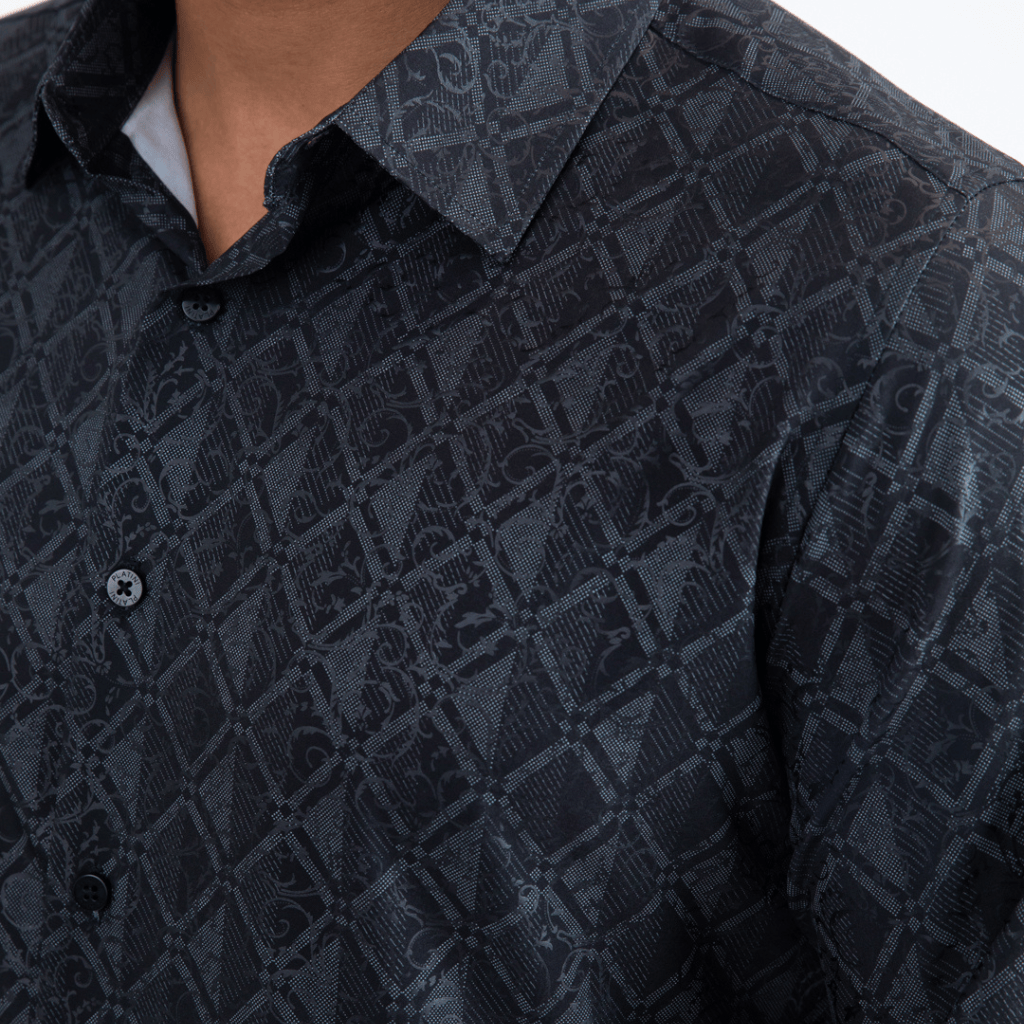 Acercamiento al cuello y parte del estampado de la camisa.