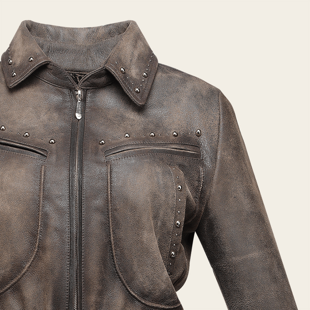 Primer plano del frente mostrando los bolsillos, cierres y detalle de herrajes.