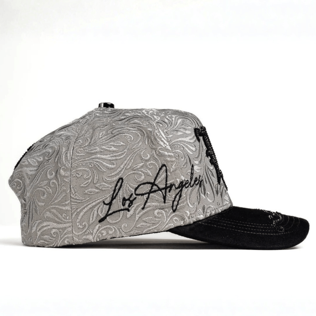 Diseño lateral con patrón grabado sutil.