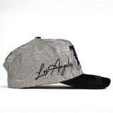 Diseño lateral con patrón grabado sutil.