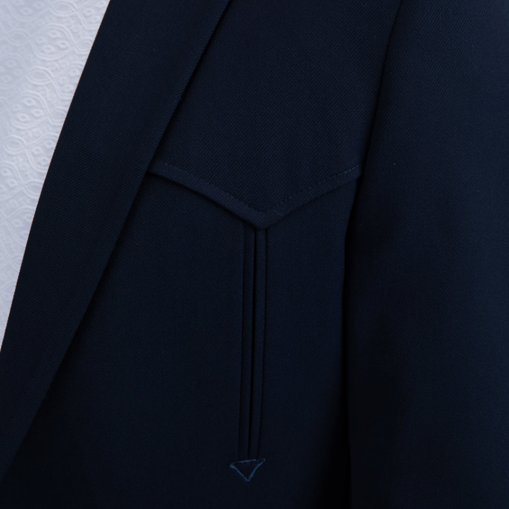 Primer plano del detalle en la parte frontal del saco.