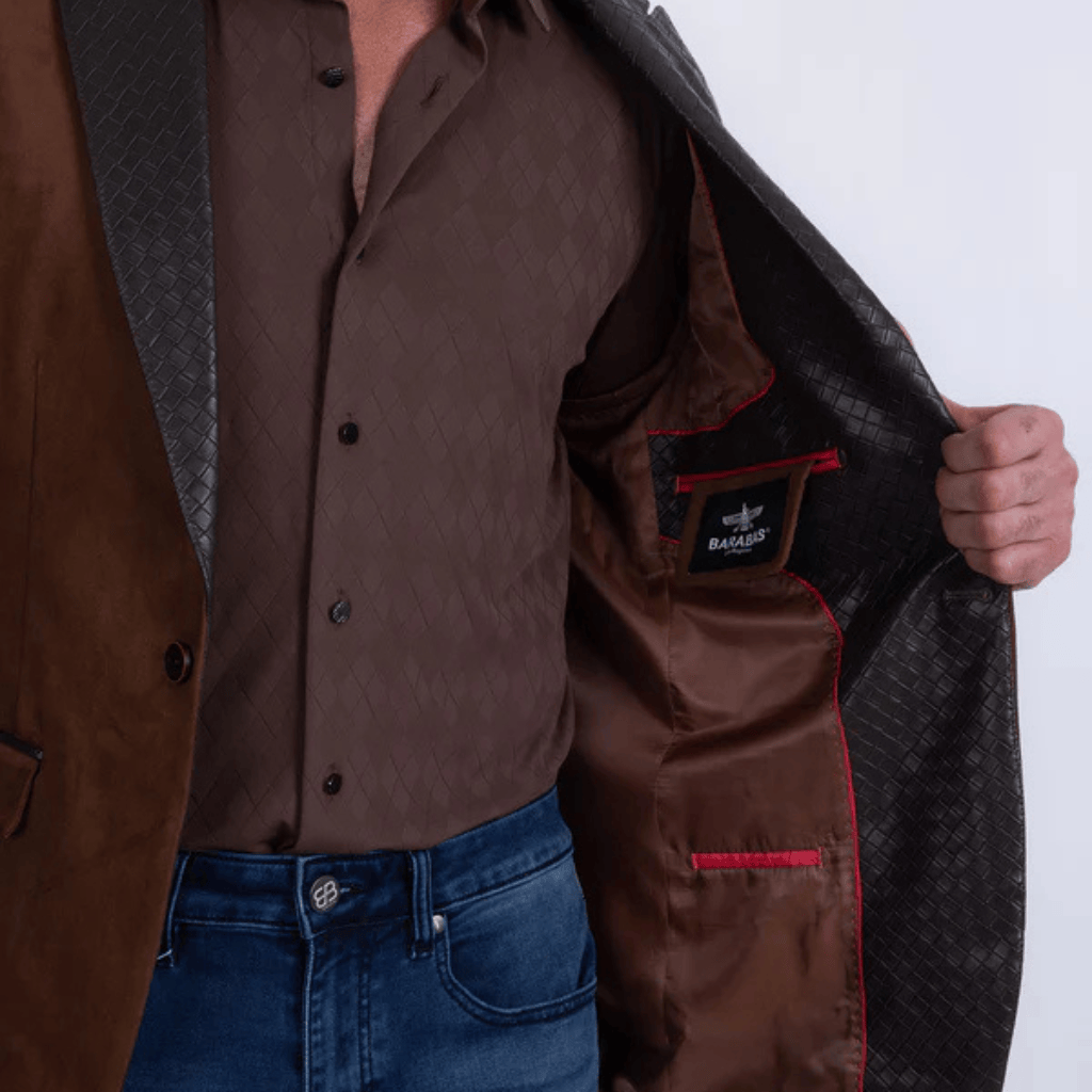 Interior del blazer mostrando forro y bolsillo interno con detalle distintivo.