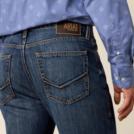 Acercamiento a bolsillos traseros con logo Ariat.