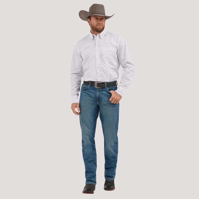 Vista completa del atuendo con jeans y cinturón, un look vaquero clásico.
