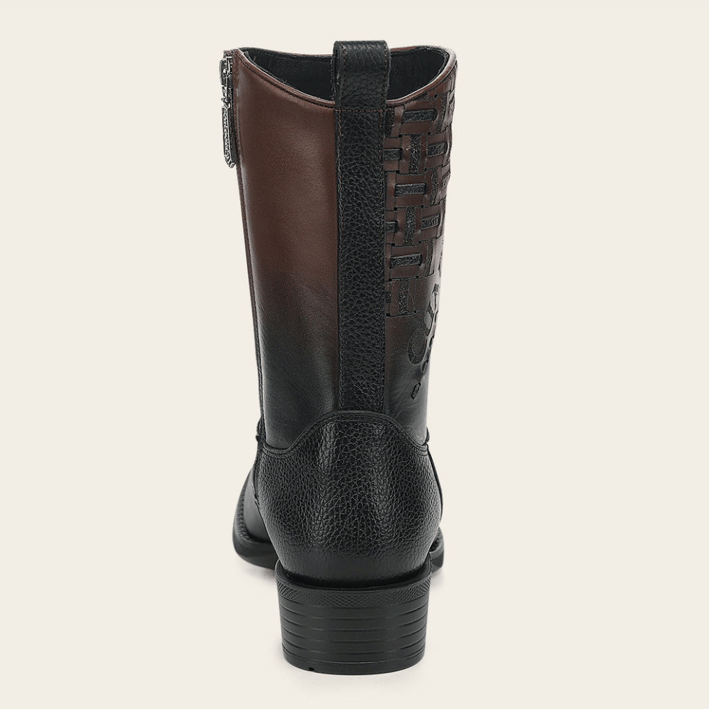 Parte posterior con costuras y tirador superior.