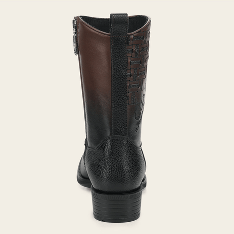 Parte posterior con costuras y tirador superior.