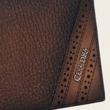 Acercamiento al detalle perforado y al logotipo Cuadra grabado.