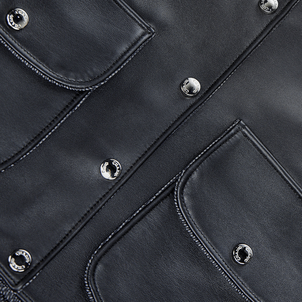 Detalle de los botones metálicos y costuras finas.