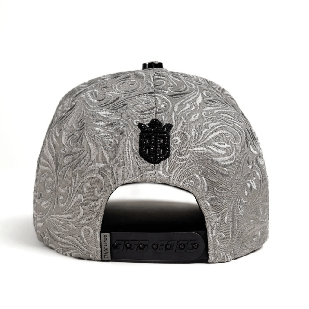 Parte posterior con broche ajustable y logotipo bordado.