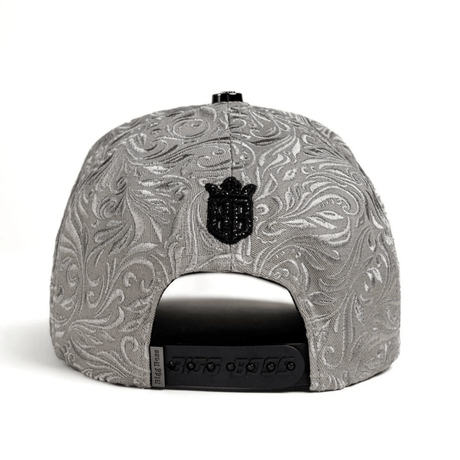 Parte posterior con broche ajustable y logotipo bordado.