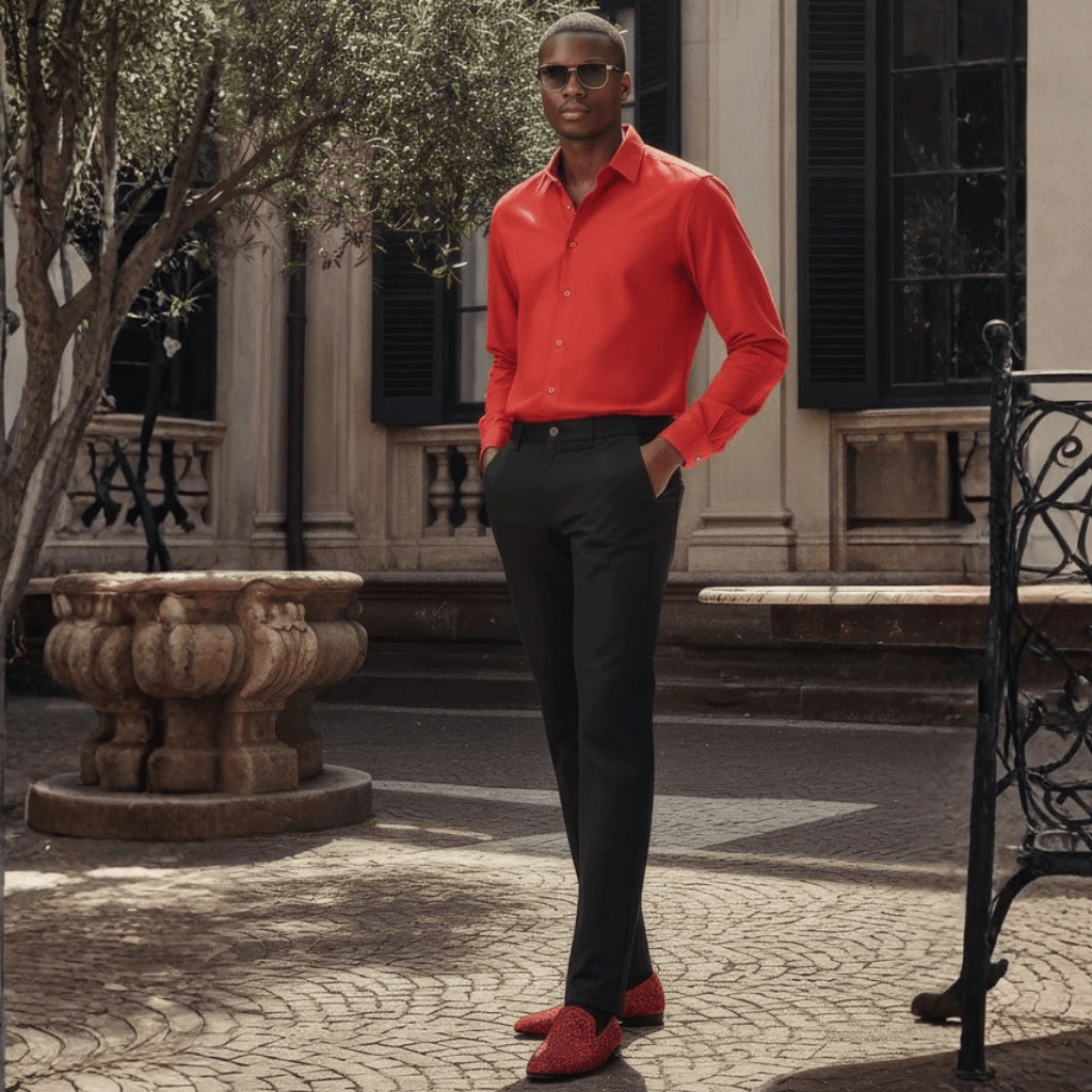 Pantalón negro combinado con camisa roja en ambiente urbano.