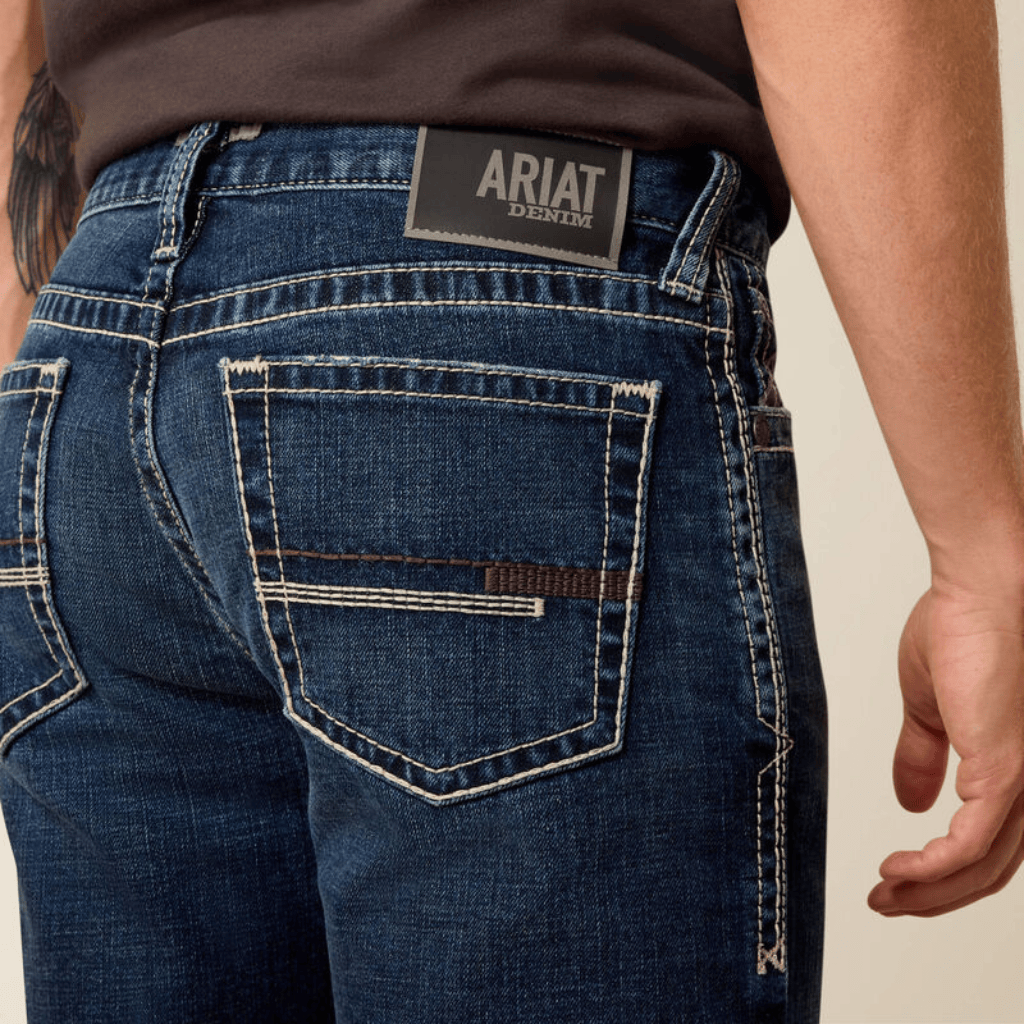 Acercamiento a bolsillos traseros con logo Ariat.