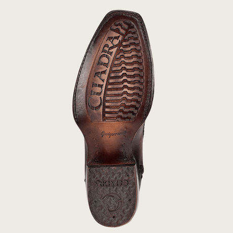 Suela de la bota con diseño grabado.