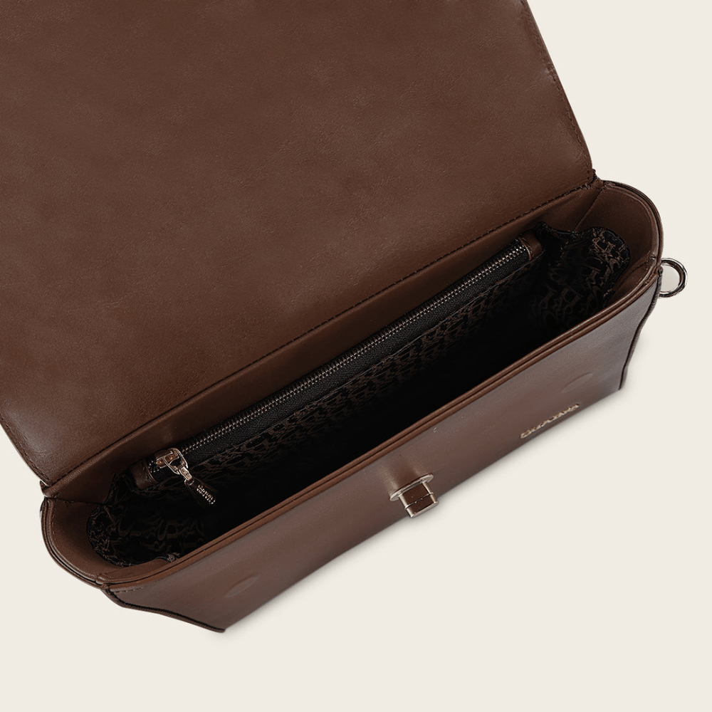 Vista interior del bolso, compartimentos y forro con cierre interno.