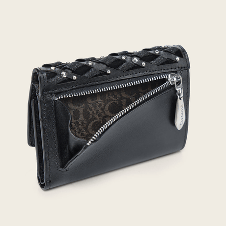 Parte trasera con cierre metálico abierto.