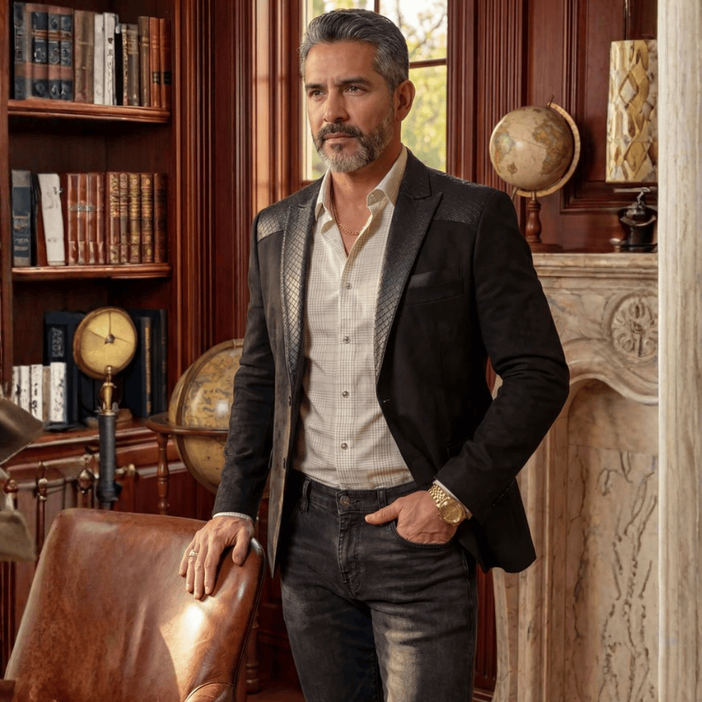 Blazer negro en ambiente interior, look sofisticado y de lujo.